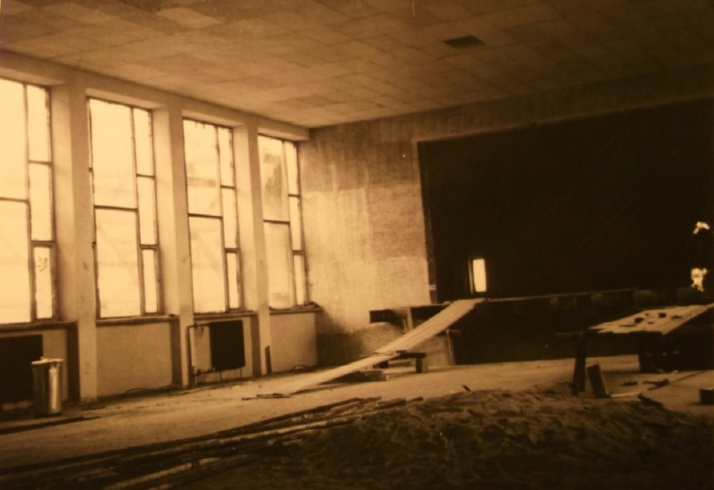 Prvé dejstvo v KD - stavba pódia - fotoarchív: Kronika divadla  - 1974