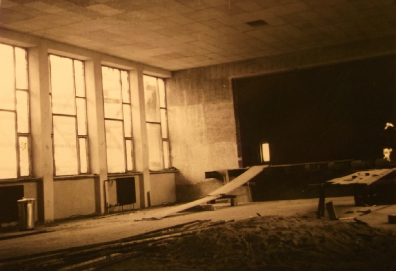 Prvé dejstvo v KD - stavba pódia - fotoarchív: Kronika divadla  - 1974