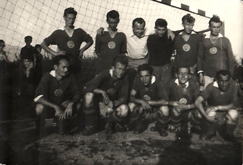 Fotka po víťaznom zápase v Liptovskej Kokave - fotoarchív:Mlynarčíková Anna r. Šintajová - 1953