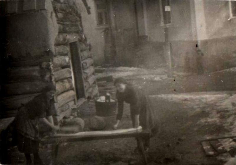 Plákanie plátna na dedinskom potoku - fotoarchív:Zorka Beharková - nedatované