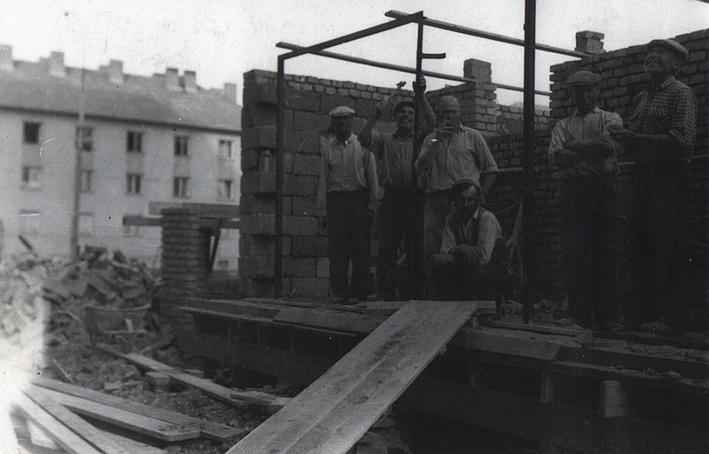 Osádzanie železnej zárubne - fotoarchív: Ján Zaťko - asi 1960