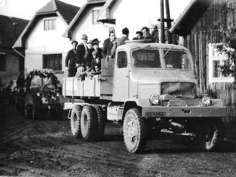 Družstevníci oslavujú úspech svojej celoročnej práce - fotoarchiv:Marian Králik - 60-te roky