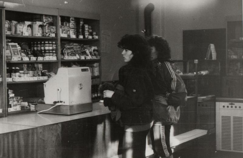 V predajni mlieka - fotoarchív:Obecná kronika - 70-te roky