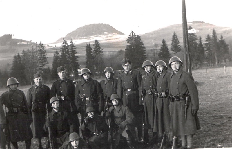 Tretie družstvo pri výcviku - fotoarchív:Ján Mikuš Krdaj - 1943-44