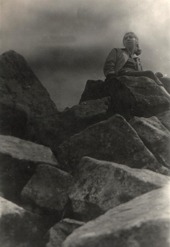 Na vrchole tatranského končiara  medzi nebom a zemou  - fotoarchív:Mlynarčíková Anna r. Šintajová - nedatované