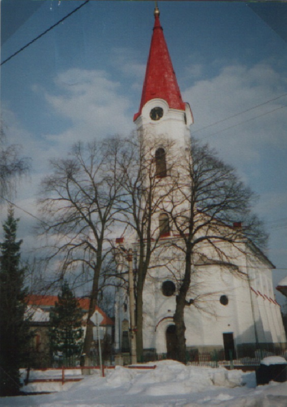 Evanjelický kostol ešte v čase keď pred ním stáli tri  lipy - fotoarchív: Ján Zaťko
