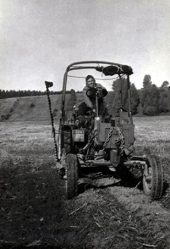 Vyorávanie zemiakov traktorom RS 09 - fotoarchív:Eva Kušnierová - 1968