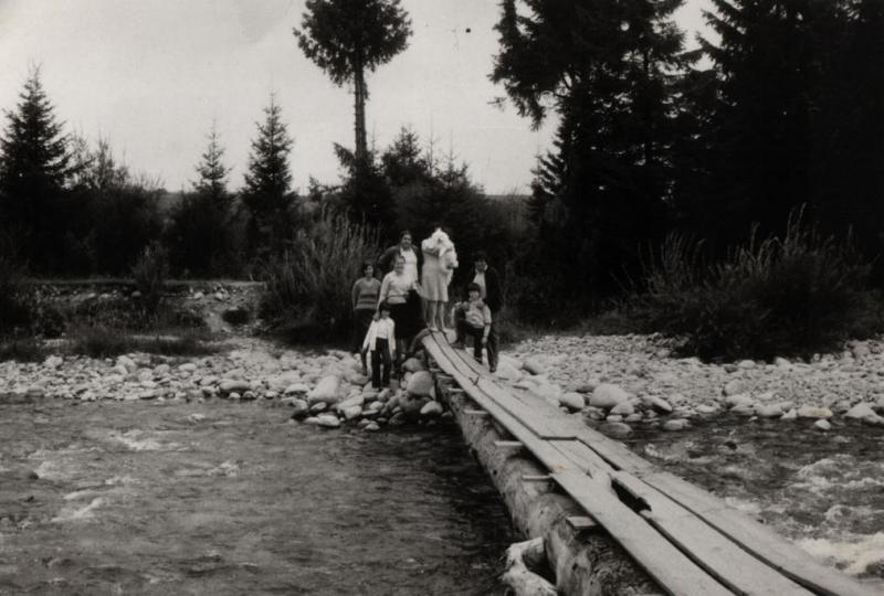 Lavice na Kokavu pri cigánskej osade - fotoarchív:Jaroslav Štepita - 1975