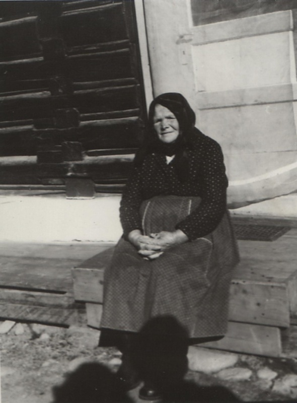 Stará mama Klaučová v nedeľnom popoludní - fotoarchív: Emil Klaučo Belaj - 1959