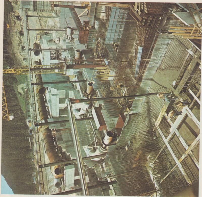 Ukladanie prívodného potrubia z hornej do dolnej nádrže - Propagačná brožúra - 80-te roky