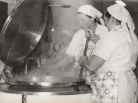 Dve kuchárky z Pribyliny varia polievku v jedálni SOU Drevoindutria Lipt.Hrádok