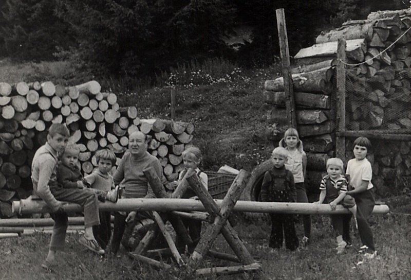 Deti z Podbanska a ich hojdačka - fotoarchív:Danka Čučková r. Mikušová - asi 1980