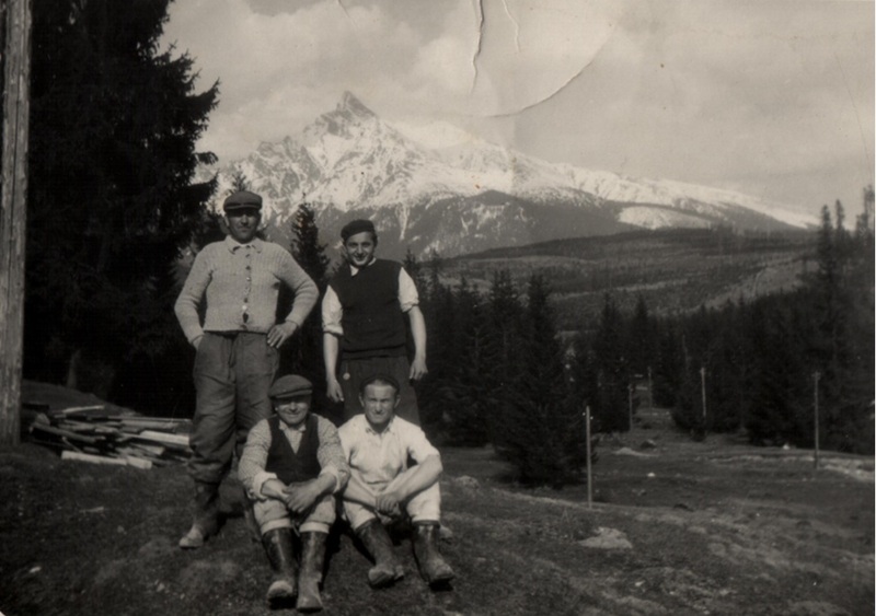 Fotka z čias výstavby zrubov osady Podbanské - fotoarchív:Danka Čučková r. Mikušová - 60 -te roky