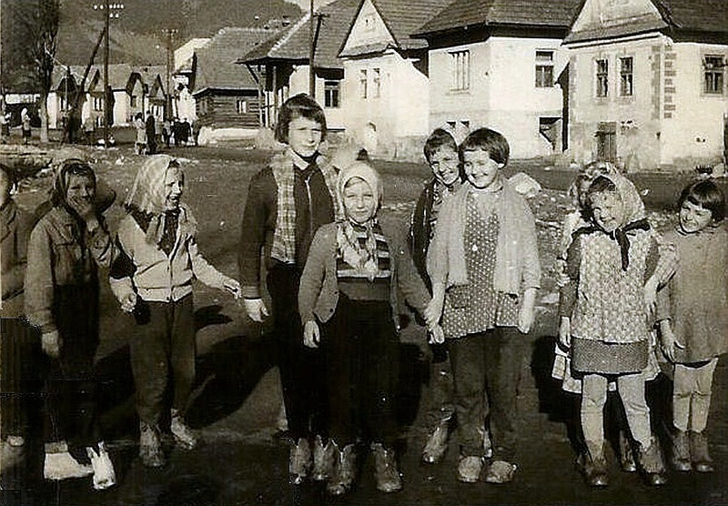 Dievčence poniže konzumu u Haricha - fotoarchív: Karol Sutoris - 1961