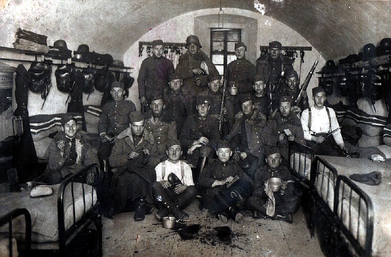 Recesná fotka vojakov v Komárňanskej pevnosti - fotoarchív:Ján Bolvanský - asi 1924