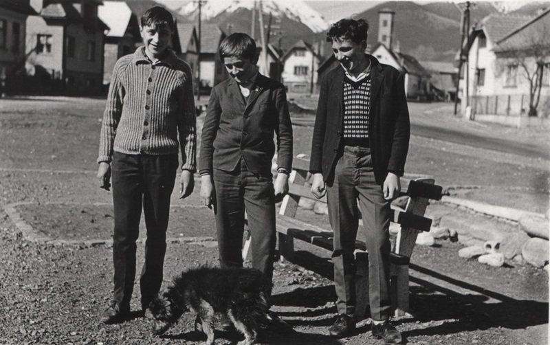 Mládenci na pri dedinskom potoku - fotoarchív:Daniel Račko - 80-te roky