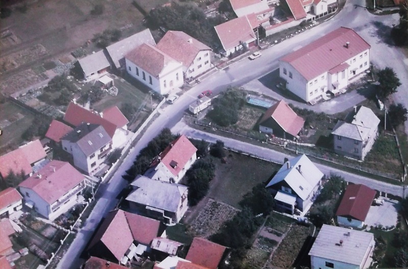 Letecká snímka domu služieb a baptistického kostola aich okolia - fotoarchív:Ľubomír Štepita - nedatované