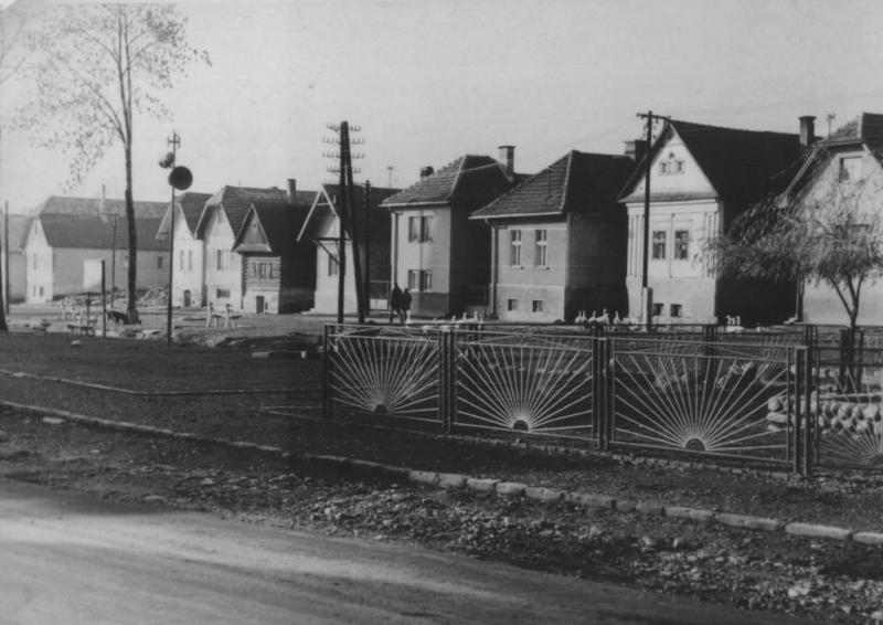Stred obce tesne po rekonštrukcii v 70 tych rokoch - fotoarchív:Jaroslav Štepita - 70-te roky