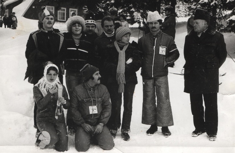 Učastníci lyžiarskeho pochodu pred chatou kpt.Rašu na Podbansku - fotoarchív:Vladimír Zaťko Muzikant - asi 1980