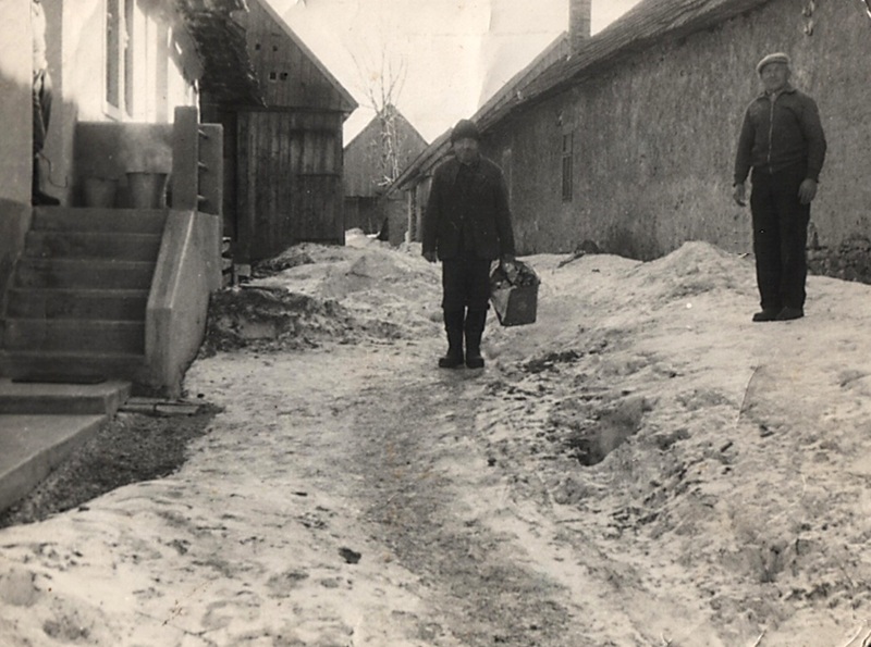 Keď zima v úzkej ulici nechce povoliť - fotoarchív:Danka Čučková r. Mikušová - 60 -te roky
