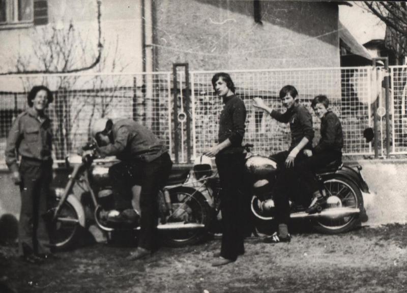 Tá motorka nie a nie nakopnúť. - fotoarchiv:Milan Klaučo - 1972
