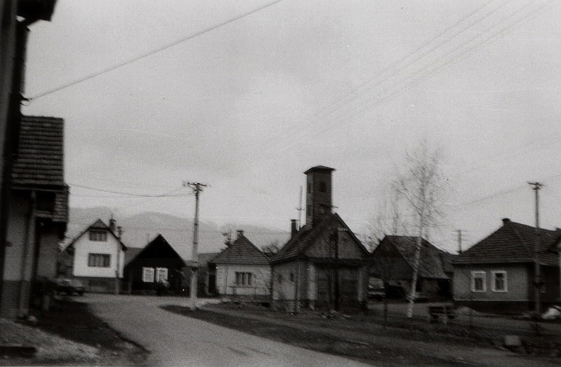 Horná časť stredu obce - fotoarchív: Jaroslav Strapoň - okolo 1975