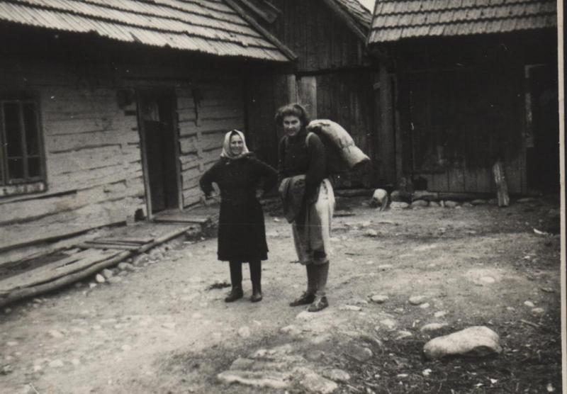 Turiska a teta Juríkova pred Antolovou-Mrváčovou drevenicou - fotoarchív:Eva Lubelanová r.Juríková - 1953