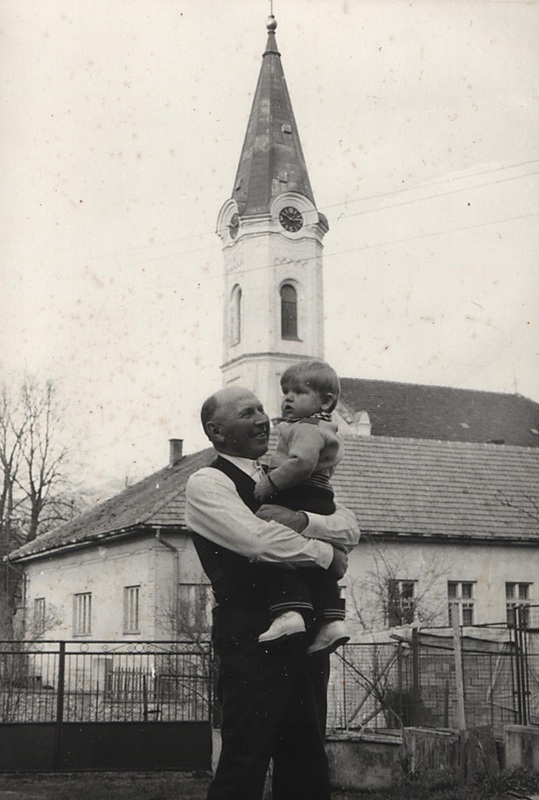 Strarý otec Ján Pelach st. a jeho vnuk - fotoarchív:Magda Jurčová r.Pelachová - nedatované