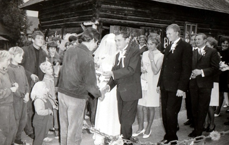 Ženích za svoju nevestu mládencom riadne zaplatí inak sa reťaz nespustí - fotoarchív:Viera Piatková r.Račková - 1968