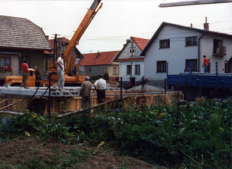 Ukladanie panelov na pivnicu - fotoarchív: Bolvanská Elena - asi 1987