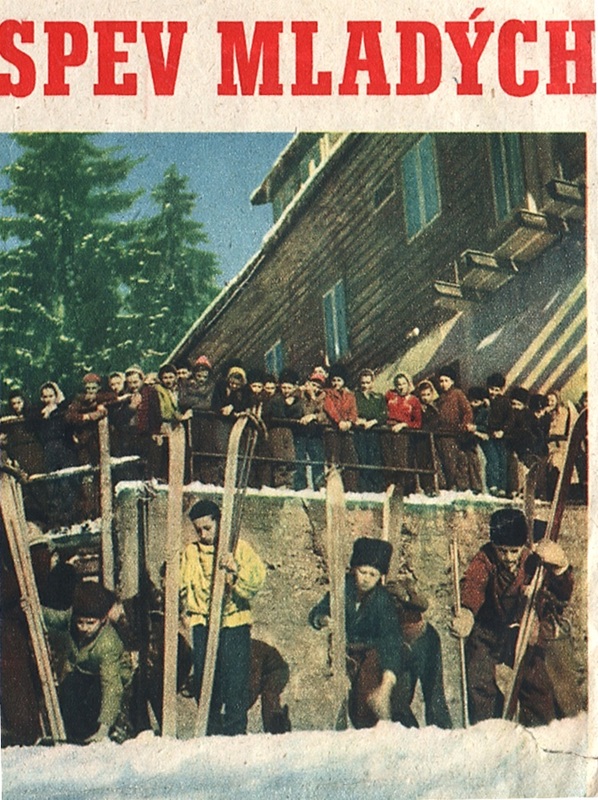 Spev mladých pred Harichovou chatou v Račkovej doline - asi časopis VÝBER - 50 -te roky