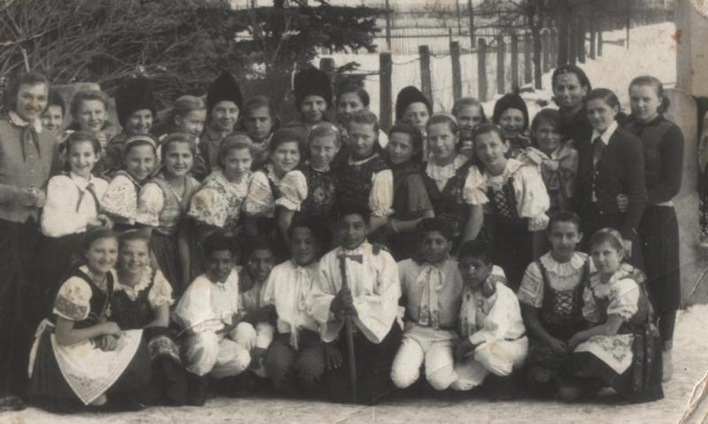 Folklórny súbor v základnej škole - fotoarchív:Bohuš Gajdoš - 1954