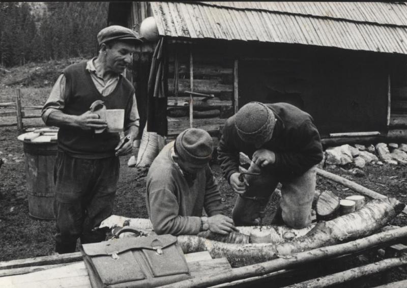 Výroba črpáku z brezového dreva - fotoarchív:Božena Bečáková r.Račková - 1972
