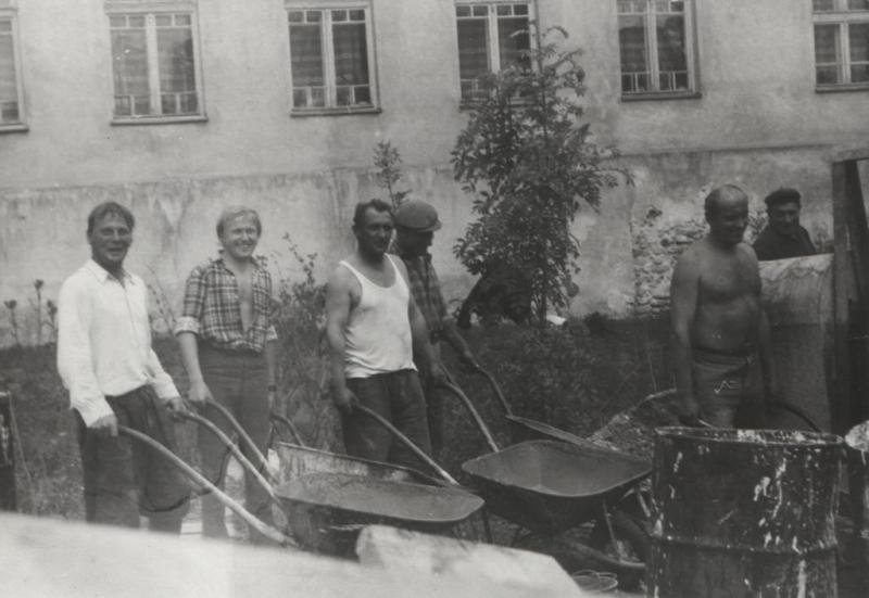 Betonárska čata u Pelachovcov - fotoarchív:Magda Jurčová  r.Pelachová - nedatované