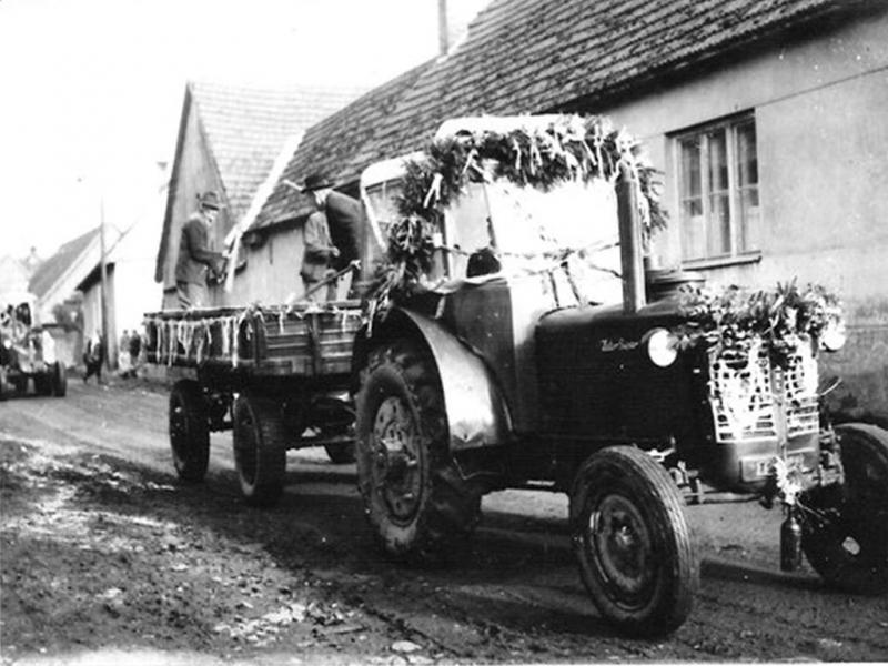 Alegorický voz zobrazujúci mlátenie žita cepom - fotoarchiv:Marian Králik - 60-te roky