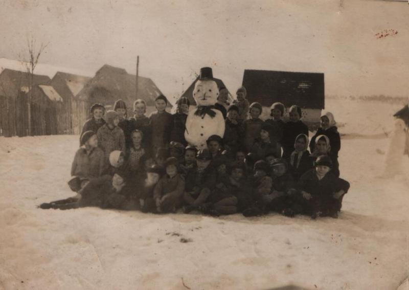 Deti postavili snehuliaka na záhumní  - fotoarchív:Mária Plavková - 1940