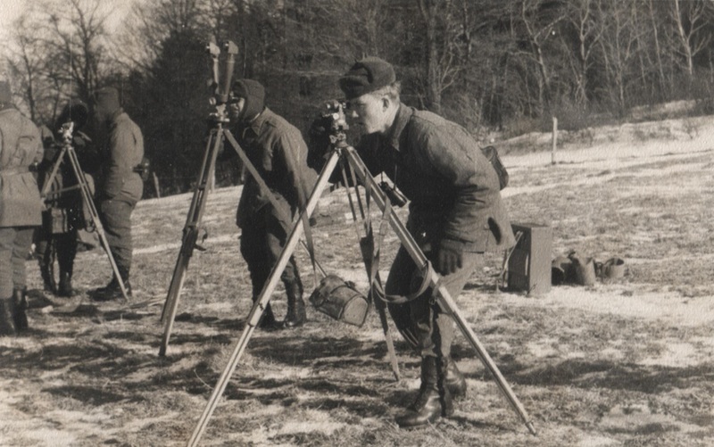 Vojak Dušan Pozor - delostrelec pri zameriavaní strelby - fotoarchív:Vierka Pozorová r.Benková -  1968