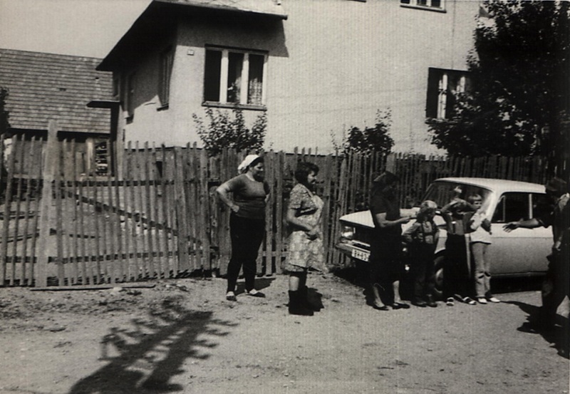 Pred domom Dušana Mikuša na Záhumní - fotoarchív:Ján Mikuš Krdaj - 70 -te roky
