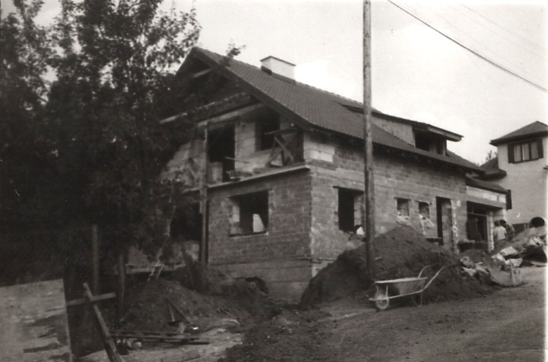 Rozostavaný dom Mira Mikuša - fotoarchív:Ján Mikuš Krdaj - nedatované