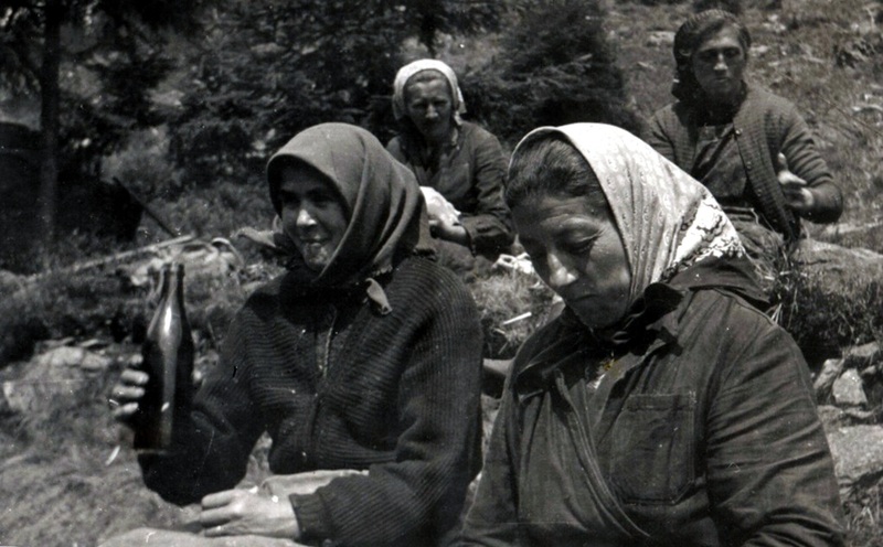 Dúšok malinového čaju si vychutnáva teta Slabejová - fotoarchív: Balažic Pavel - nedatované