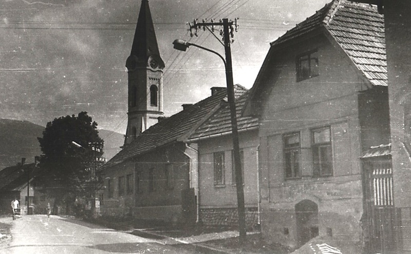 V predu rodný dom Dušana Tarageľa v Pribyline - fotoarchív:Magda Jurčová r.Pelachová - 60 -te roky