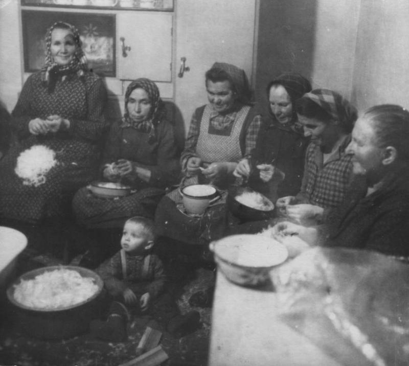 Páračky u Balažice.Duchna plná peria znamenala,že sa zima môže začať a dievča sa môže  vydávať. - fotoarchiv:Ľubomír Balažic - nedatované