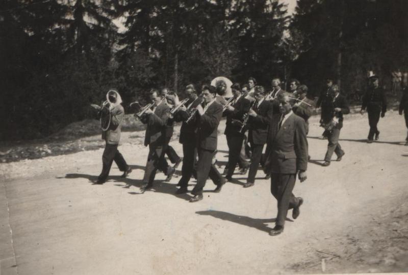 Prvé vystúpenie dychovky - fotoarchiv:Irena Majzlíková - Lipt.Hrádok 1950