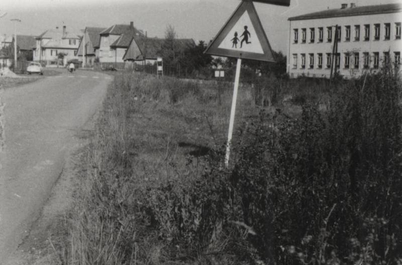 Dolná zástavka autobusu a ZDŠ - fotoarchív:Magda Jurčová  r.Pelachová - nedatované