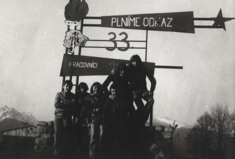 Revolučný pútač pri JRD - fotoarchiv:Balažic Lubomír - asi 1978