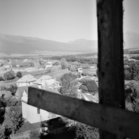 Pohľad  z veže kostola spoza lešenia na Kríváň
