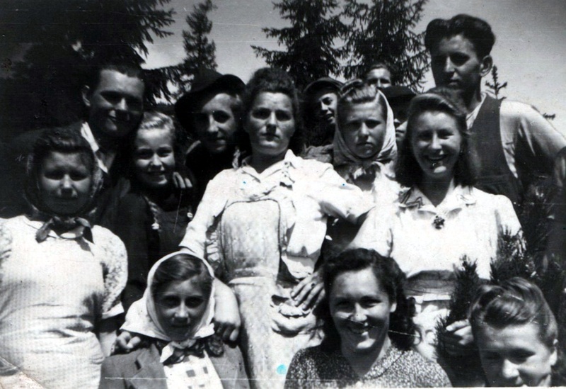 Pribylinská mládež pri zalesňonaní Tichej doliny - fotoarchív:Ján Bolvanský - 1948