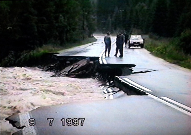 Voda rozdivenej rieky Belej podmyla cestu Slobody - fotoarchív: TV Pribylina - 1997