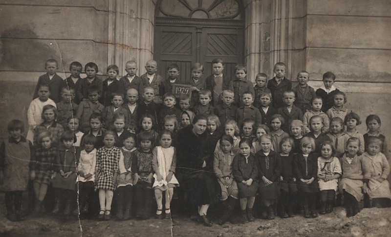 Pribylinské deti pred kostolom  - fotoarchív:Ján Klaučo - 1929