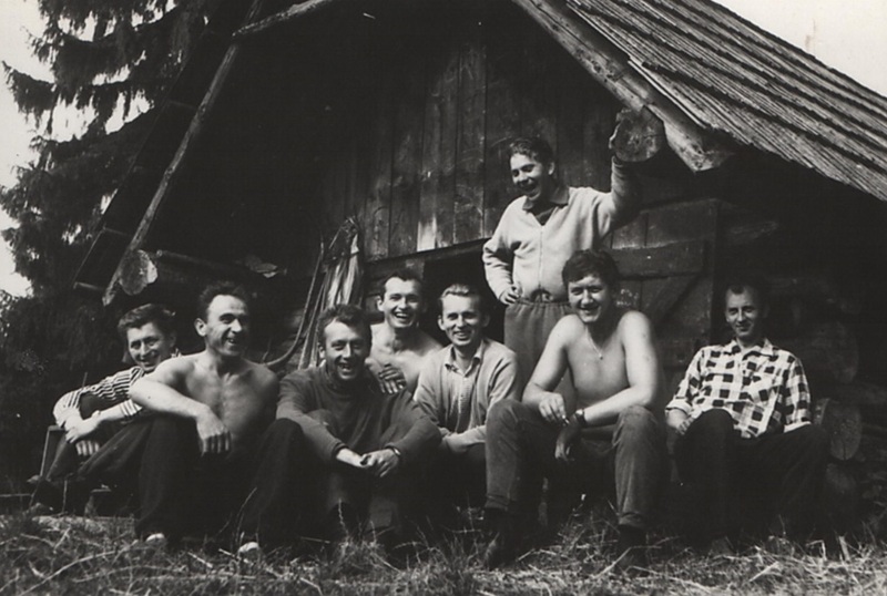 Veselé posedenie počas kosenia  pred kolibou - fotoarchív:Zdenka Račková - 60 -te roky